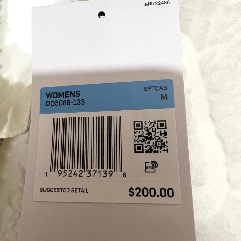 Nike Women’s Loose Fit Sherpa White Coat - Picture 16 of 16